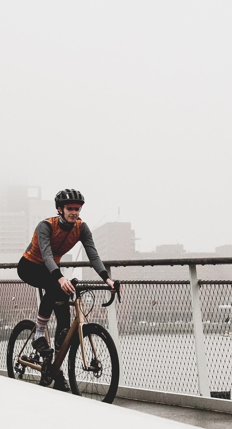 Hombre paseando en bici en día nublado