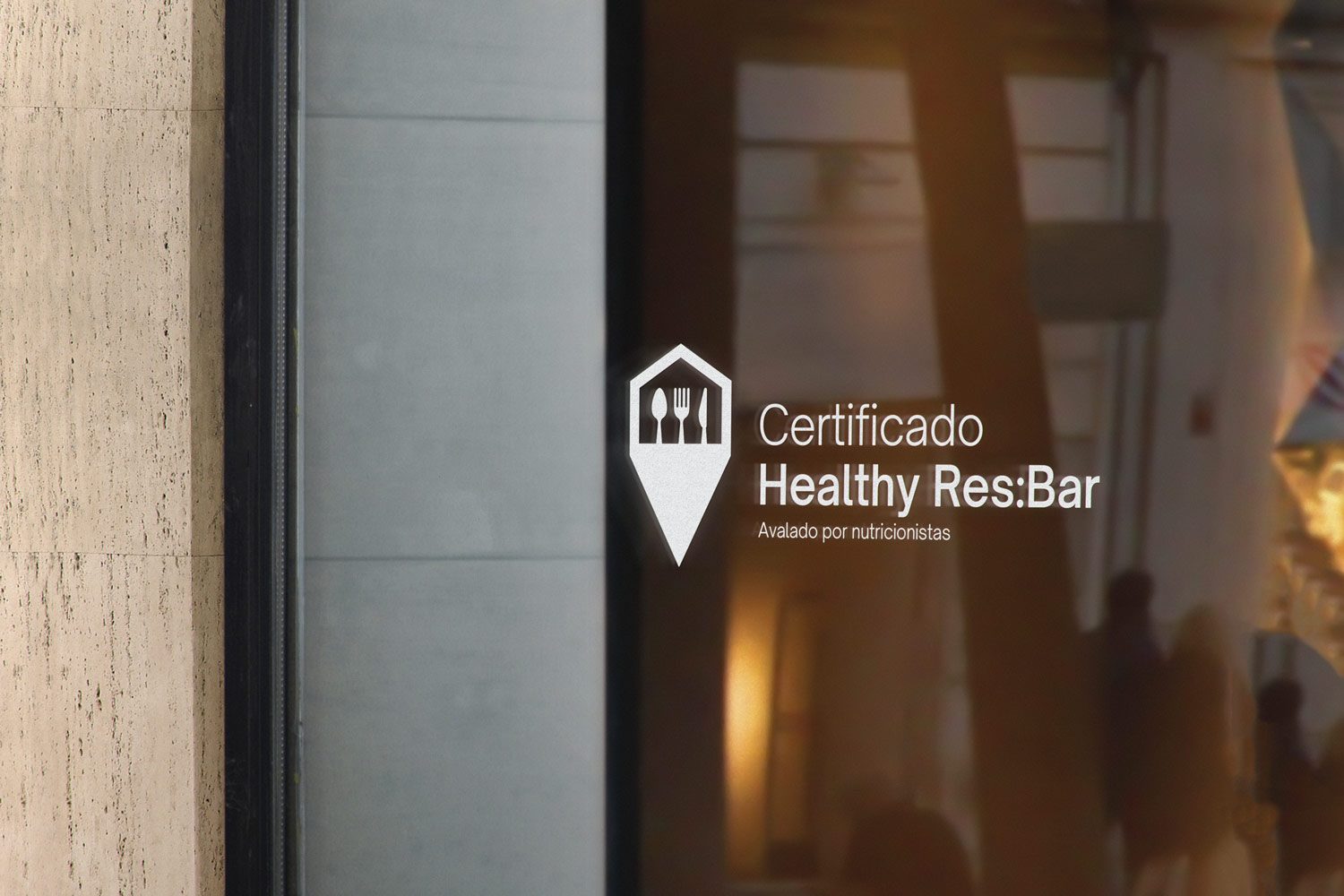 Escaparate de restaurante con el logo de Healthy res:bar