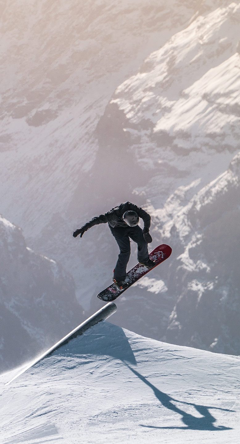 Deportista saltando con snowboard