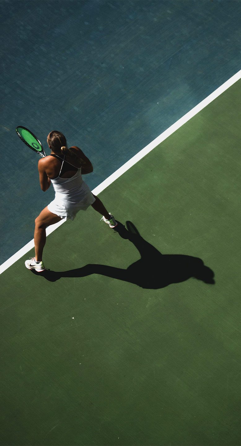 Mujer jugando a tenis