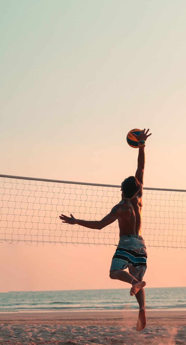 Hombre jugando al volleyball